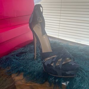 Dress sandals Tyrone a, camo printed denim size 9